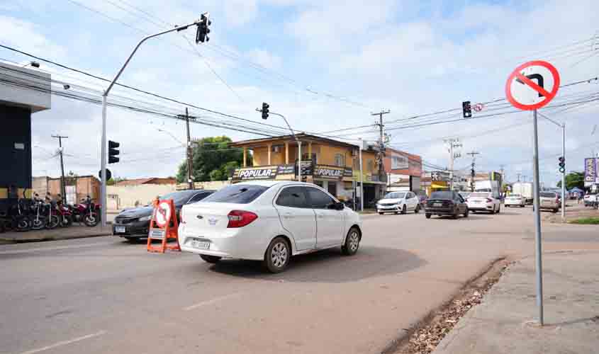 Semáforos são instalados no cruzamento da avenida Jatuarana com rua Açaí para reduzir acidentes