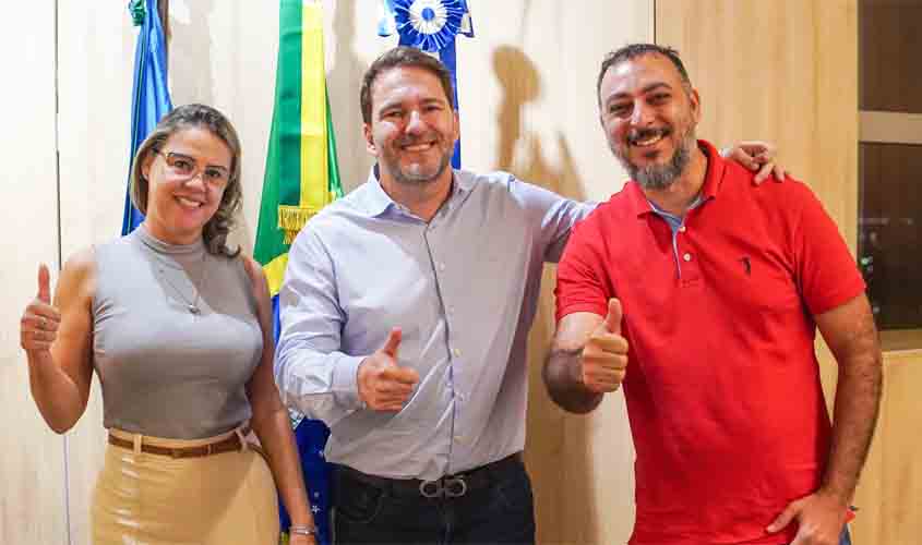 Presidente Alex Redano assina emenda de R$ 2,1 milhões para compra de ônibus leito e contêiner para Ariquemes