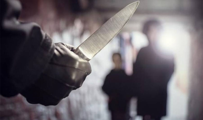 Armado com faca, rapaz invade capela onde mulher estava sendo velada e ameaça: 'vou matar todos'