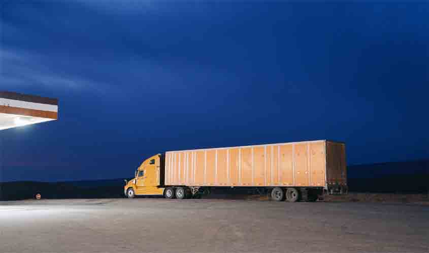 Pernoite em caminhão não dá direito a indenização por dano moral a motorista