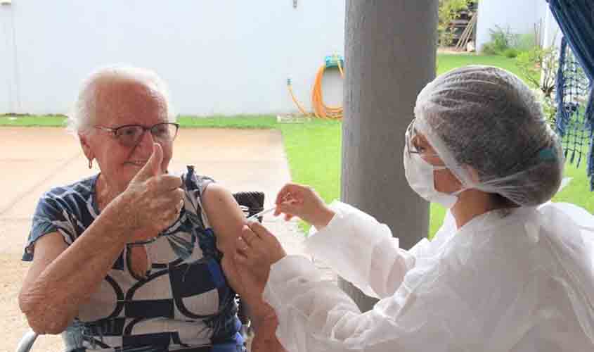 Idosos de 63 e 62 podem ser vacinados nesta terça e quarta-feira, veja horários e locais