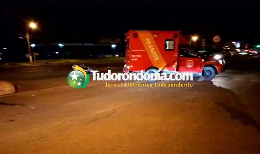 Motociclista morre após colidir na traseira de carro 