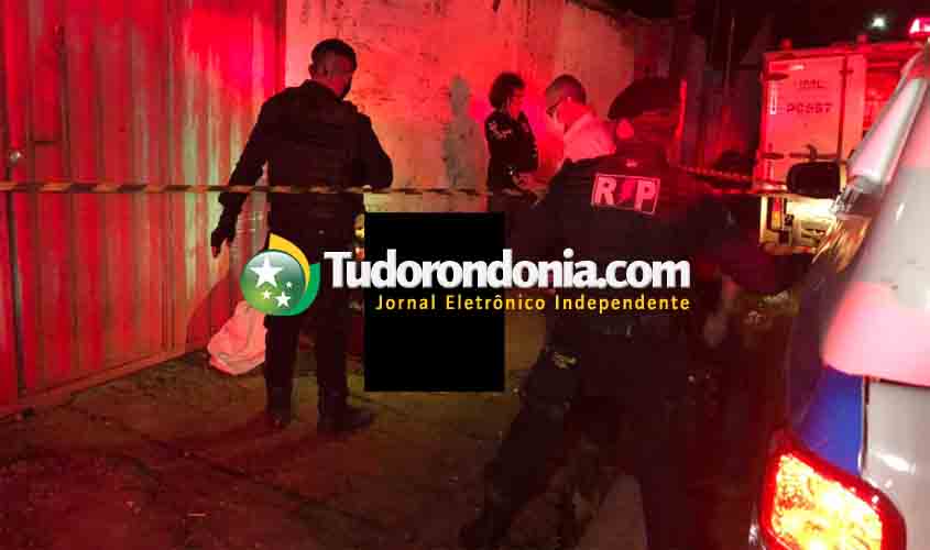 Mulher é encontrada morta sentada em cadeira na frente de residência 