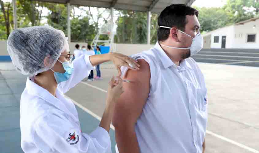 Trabalhadores da saúde são imunizados contra a gripe em Porto Velho