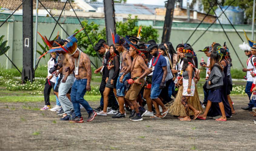 Indígenas que participam da 2ª Maloca Estudantil fazem apresentação cultural em ponto turístico de Porto Velho