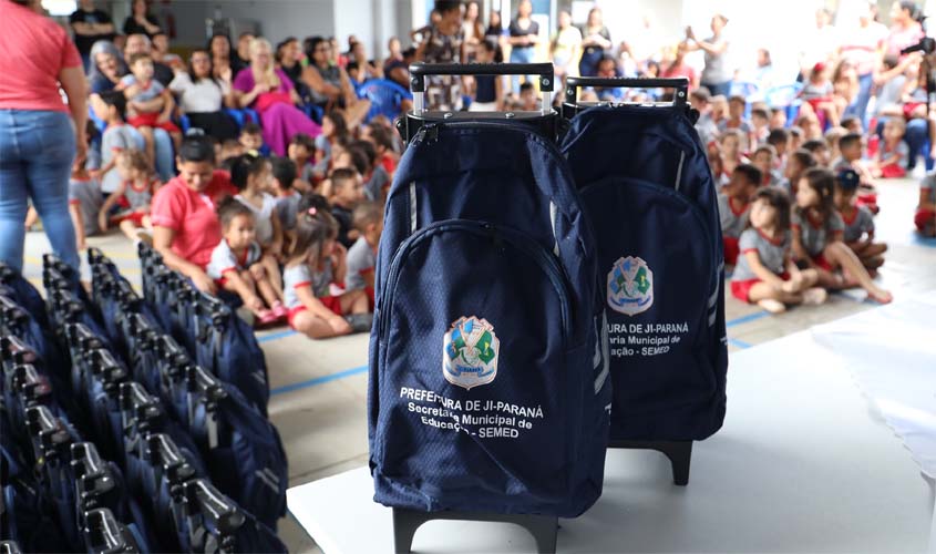 Semed entrega mais 360 kits escolares no CMEI Maria Esmeralda