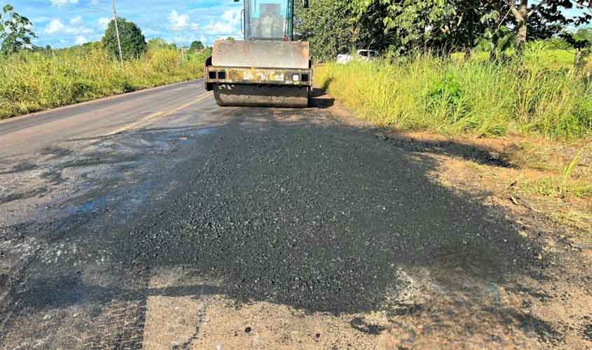 Manutenção na RO-010 é realizada pelo governo de RO entre distrito de Nova Estrela e Rolim de Moura