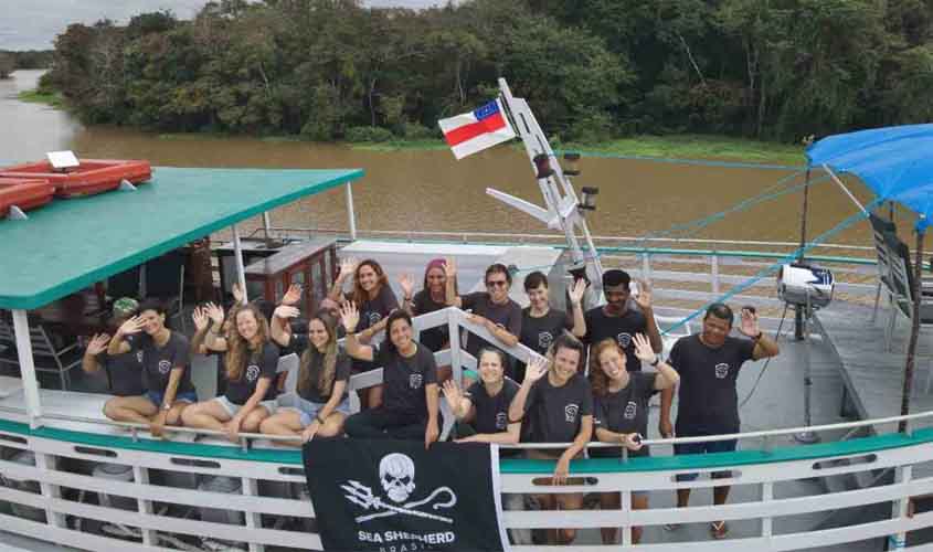 Amazônia: expedição avalia o impacto da seca extrema e poluição sobre a população de botos e tucuxis