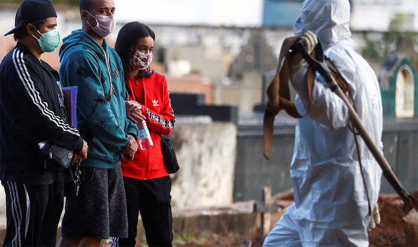 Covid-19: Brasil passa da marca de mil mortes registradas por dia