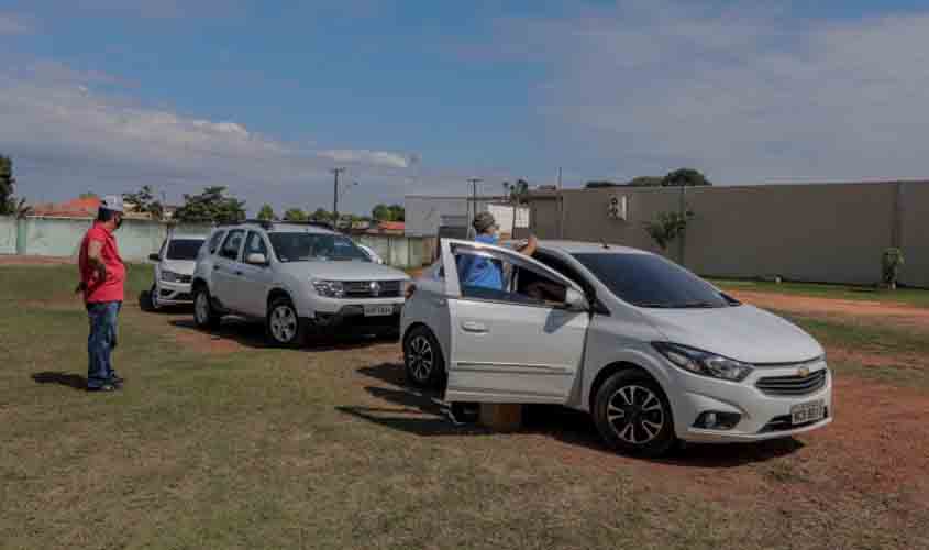 Atendimento em ‘drive thru’ facilita vacinação de pessoas com dificuldades de locomoção
