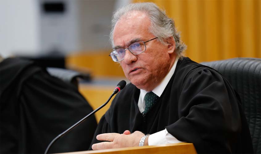 Motorista receberá indenização por dormir no baú do caminhão