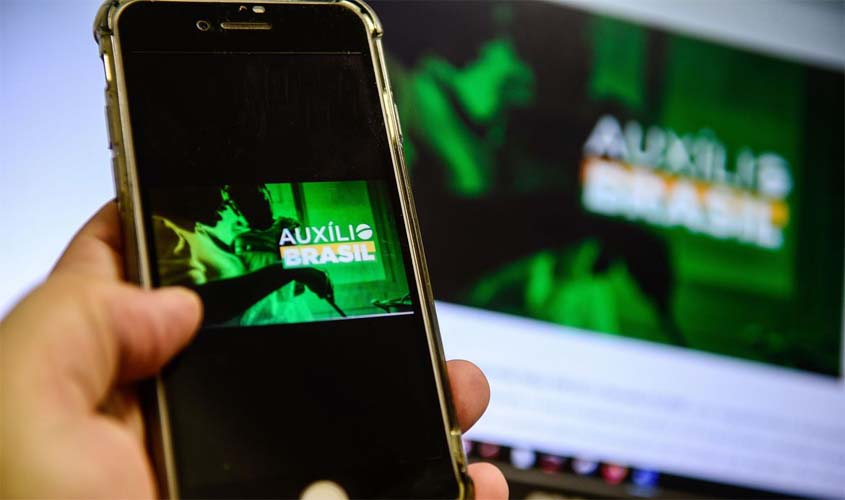 Presidente sanciona MP que torna Auxílio Brasil de R$ 400 permanente