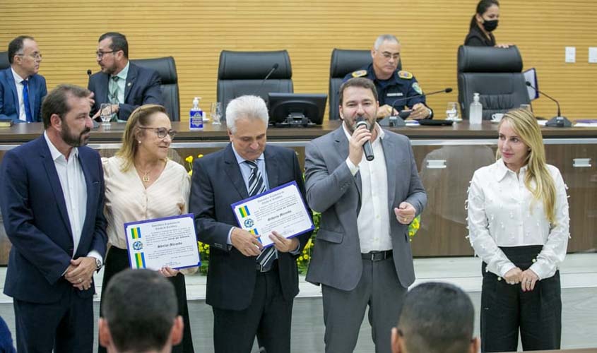 Presidente Alex Redano entrega homenagens a personalidades civis e militares