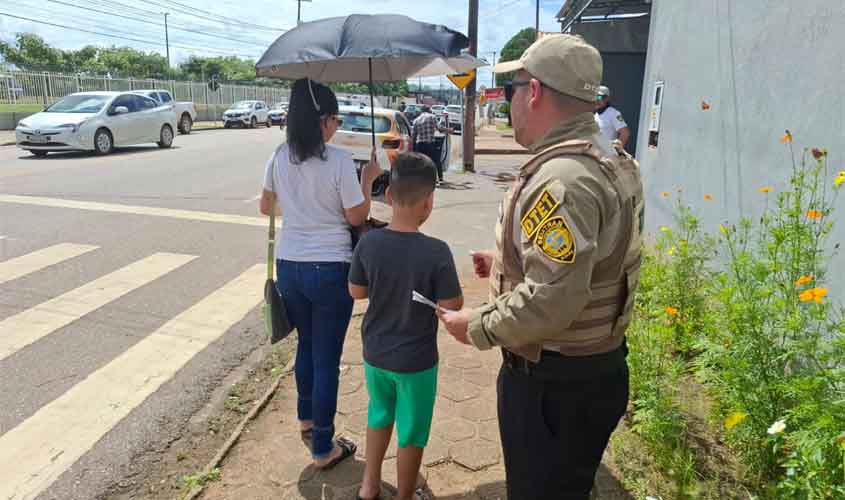 Semtran promove ação do 'sinal de vida' nas escolas da capital