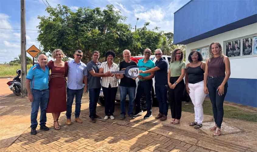 Sílvia Cristina faz a entrega de caminhonete e vistoria obras da Associação de Mulheres, em Rio Crespo