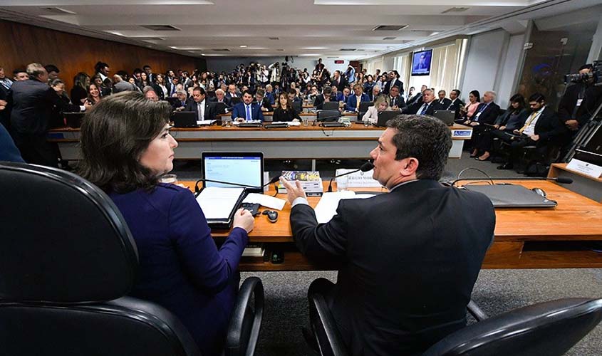 Senadores querem acesso às mensagens trocadas por Moro e Dallagnol