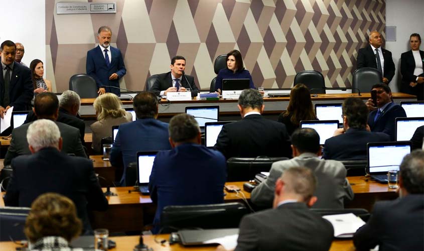 Moro sobrevive, mas foi só o primeiro round