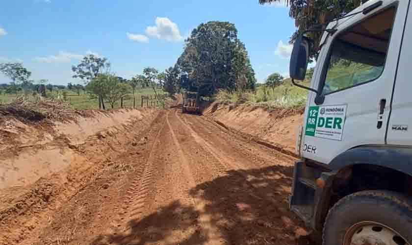 DER realiza manutenção no travessão B80 que liga a BR-364 à linha C15