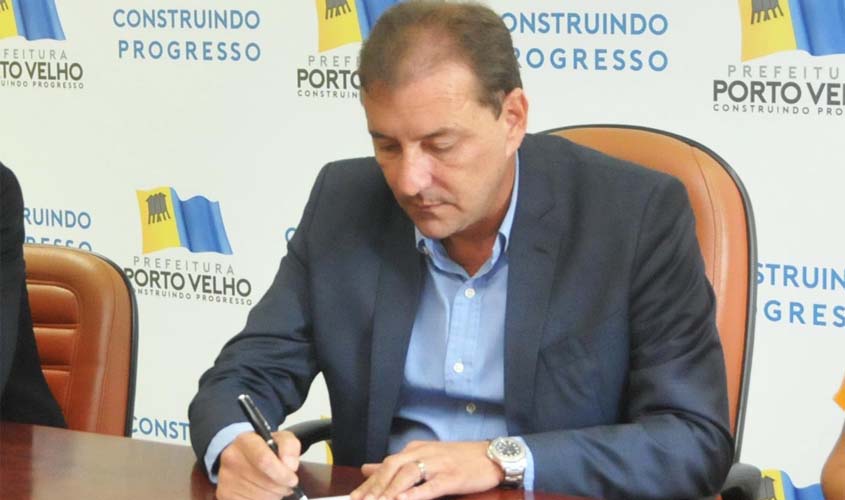 Prefeito Hildon Chaves sanciona lei que garante o benefício no contracheque dos professores