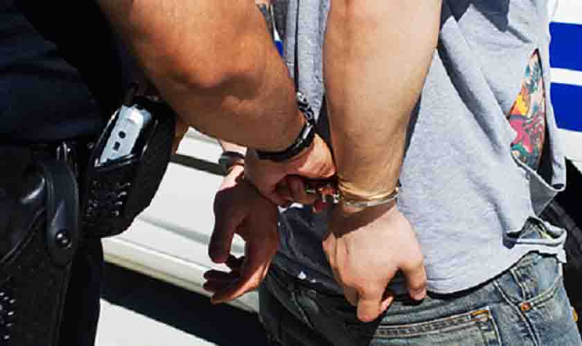 Polícia derruba portão para prender rapaz de 20 anos que havia nocauteado a cunhada que estava com filha bebê no colo