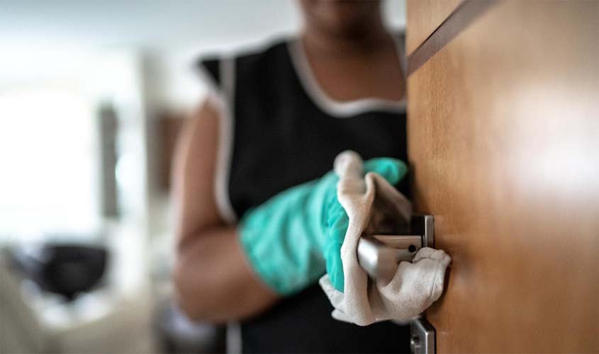 Dia do Trabalho Doméstico: especialista explica o que fazer em casos de exploração