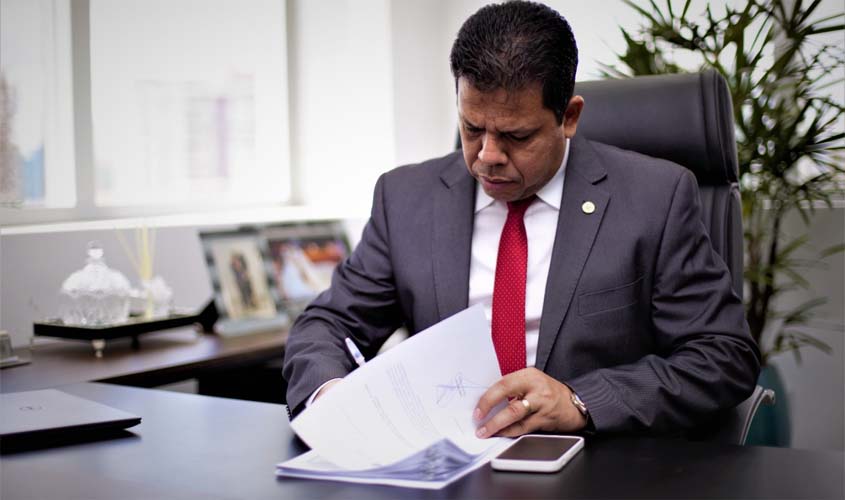 Deputado Jair Montes pede instrumentos musicais para escolas da rede estadual
