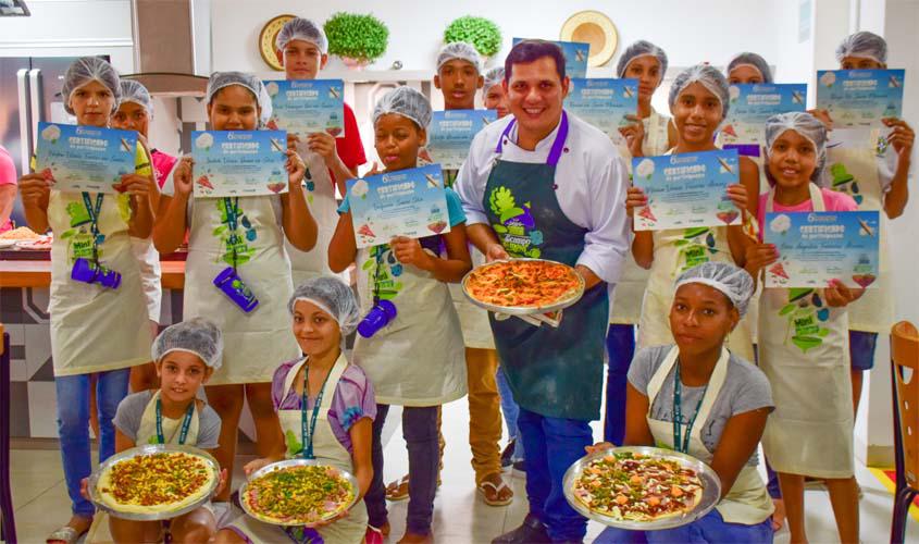 Alunos do CRAS aprendem a fazer Pizza em oficina do 6º Sicoob Sabor