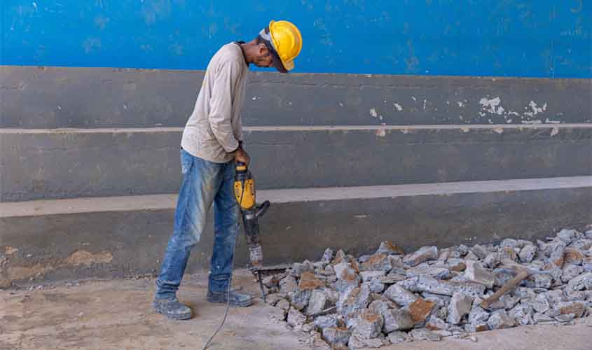 Prefeitura realiza reforma das quadras do Setor 04 e da escola Maria de Lourdes, no Setor 07