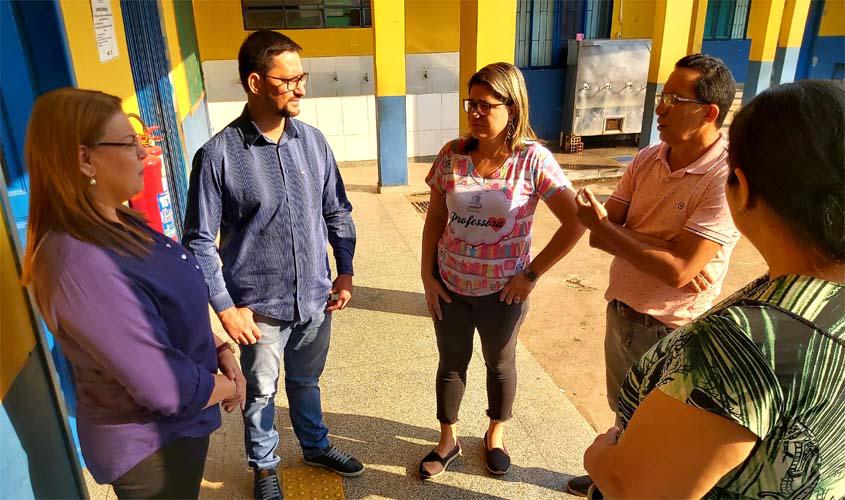 Deputado Anderson visita escola onde muro de fachada ameaça desabar