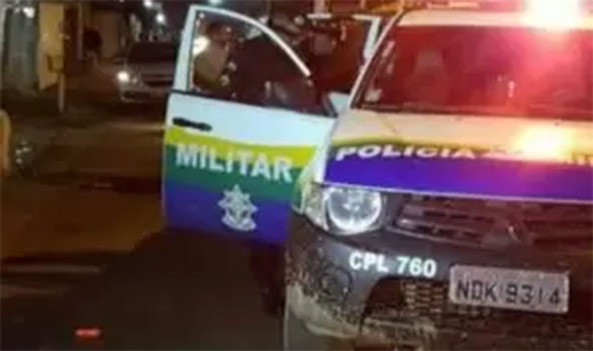 Dupla armada assalta loja no centro