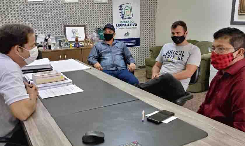 Vereadores de Theobroma e Campo Novo visitam Escola do Legislativo