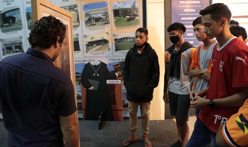Alunos do ensino médio visitam a exposição dos 40 anos do TJRO