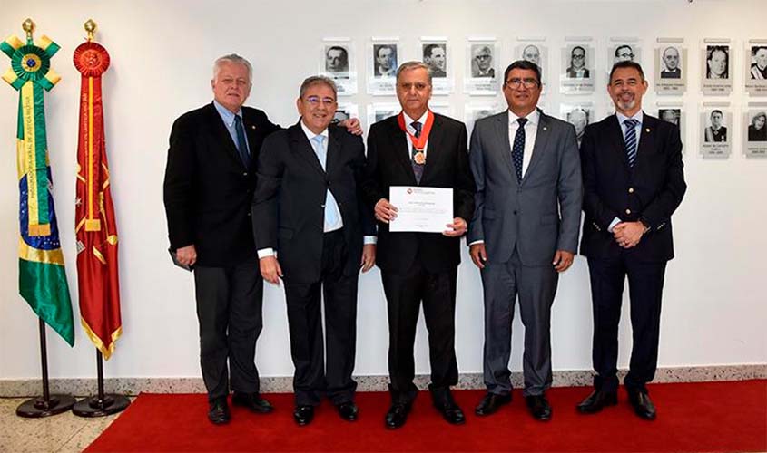 Advogado é homenageado pelo Conselho Nacional de Corregedores-Gerais do MP em cerimônia na PGJM