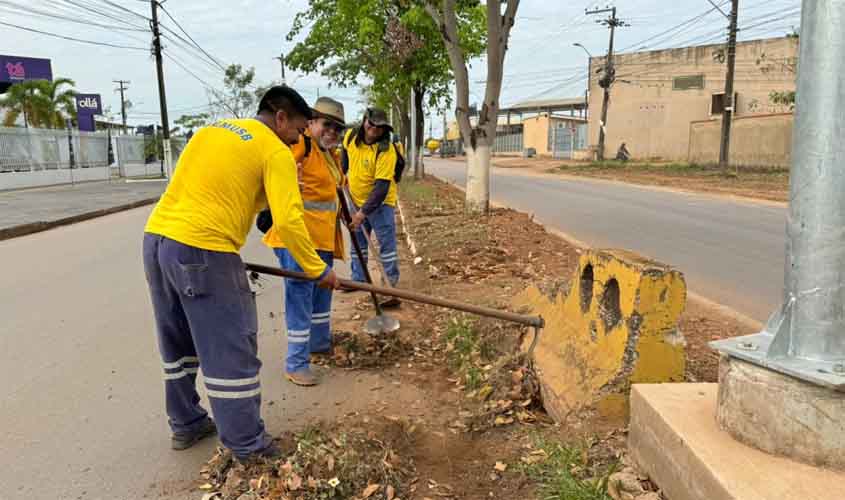 Ações de limpeza são realizadas na avenida Guaporé para evitar alagações