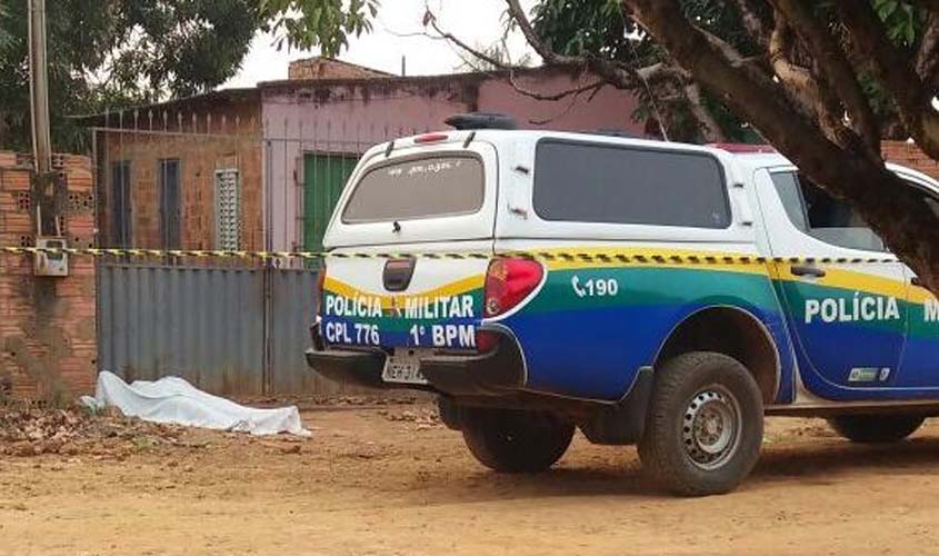 Jovem é encontrado morto em frente de residência na zona Sul