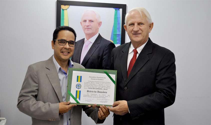  Airton Gurgacz entrega Voto de Louvor pelos 24 anos do Jornal Diário da Amazônia
