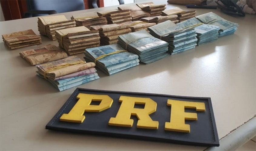 PRF identifica casal com R$ 103,5 mil em compartimento secreto de bolsa