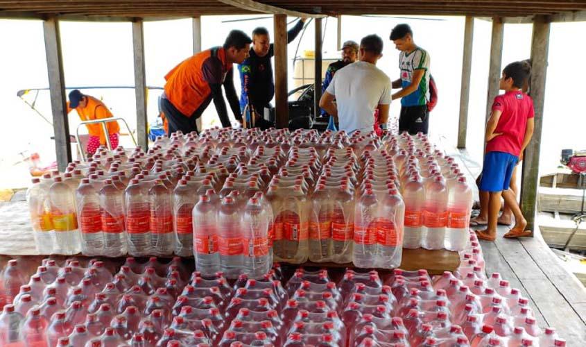 Mais comunidades ribeirinhas são atendidas com água mineral e hipoclorito de sódio