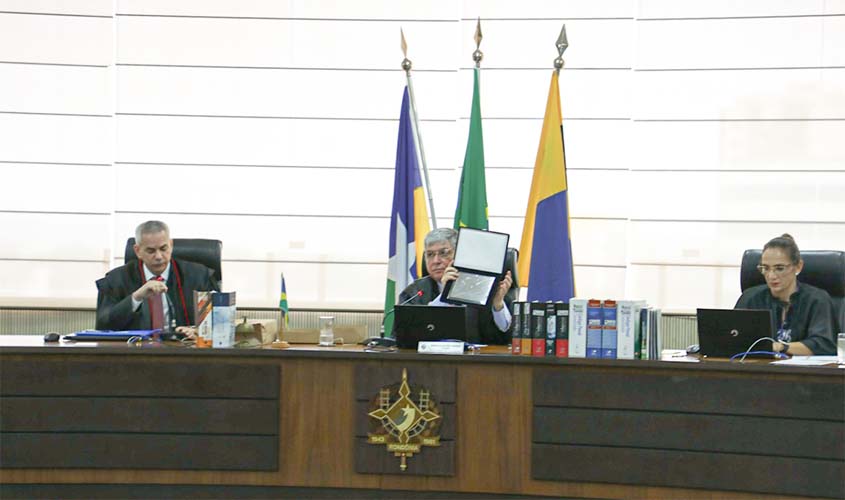 MP homenageia Poder Judiciário com placa alusiva aos seus 40 anos