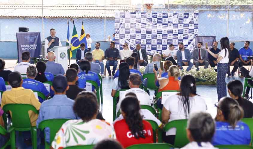 Governo de RO entrega títulos de propriedade para famílias do Núcleo 10 de Junho, em Porto Velho