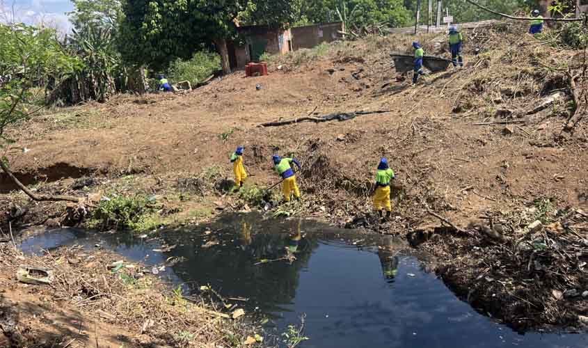 Prefeitura realiza limpeza completa em canal no bairro Castanheira, zona Sul de Porto Velho