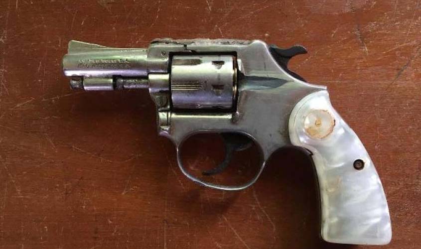 Dois jovens e um adolescente são detidos acusados de tentar matar homem em praça pública na cidade