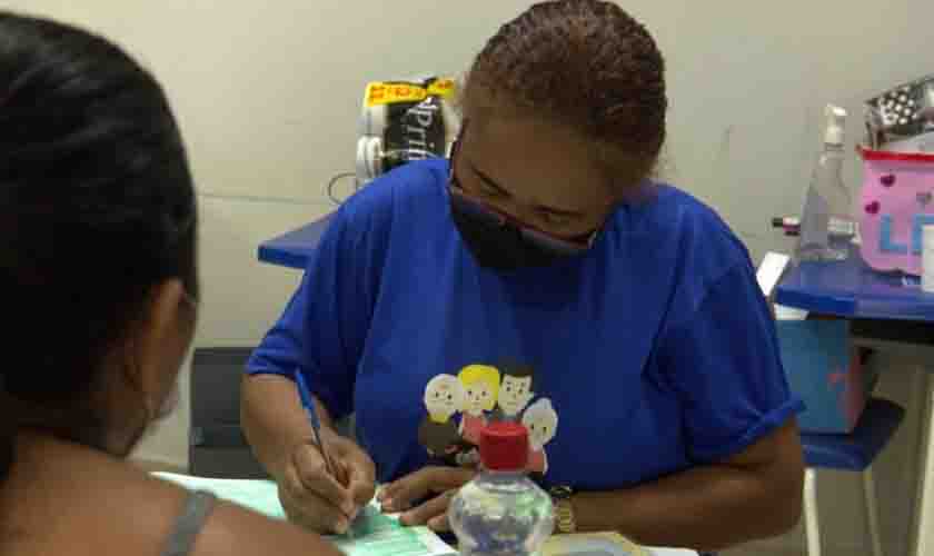 Mulheres em situação de rua recebem orientação sobre prevenção ao câncer de mama e do colo do útero