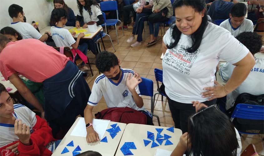 Acadêmicos da licenciatura em Matemática do Campus Vilhena participam de projeto de extensão em escola estadual