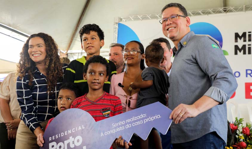 Famílias comemoram realização do sonho da casa própria ao receber chave de apartamento do Residencial Porto Bello I, em Porto Velho