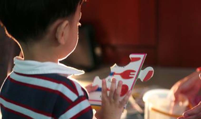 Assistente administrativa e enfermeiro conseguem redução de jornada para cuidar de crianças com autismo