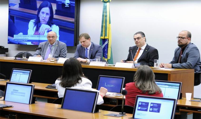 Debatedores sugerem políticas de cidadania no combate aos “gatos” de energia elétrica