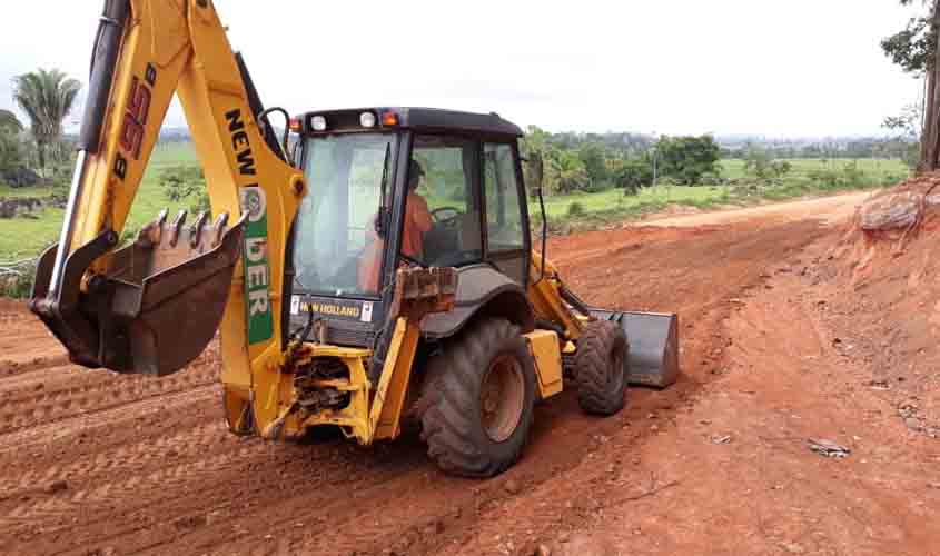 Rodovia 420 recebe manutenção do DER na linha 31, em trecho que liga Buritis a Nova Mamoré