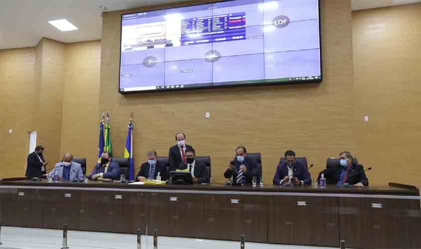 Em sessão extraordinária, deputados aprovam projetos