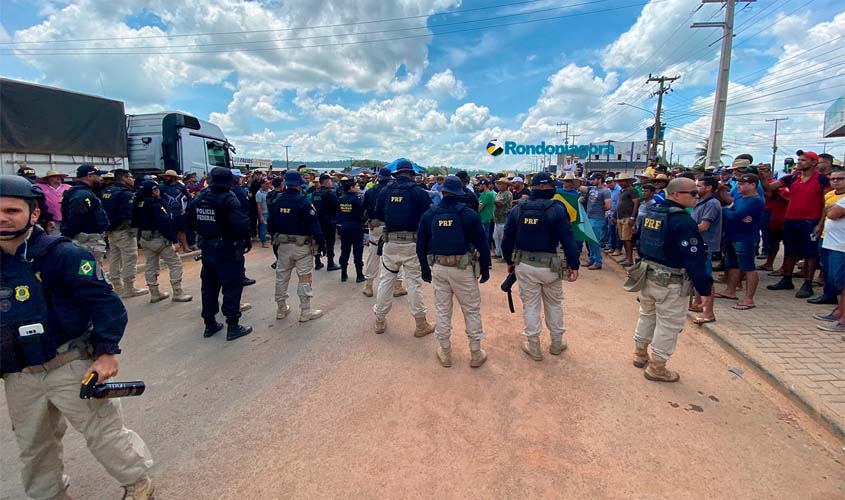 Tropas de choque usam bombas de gás para retirar manifestantes da BR -364, em Ariquemes